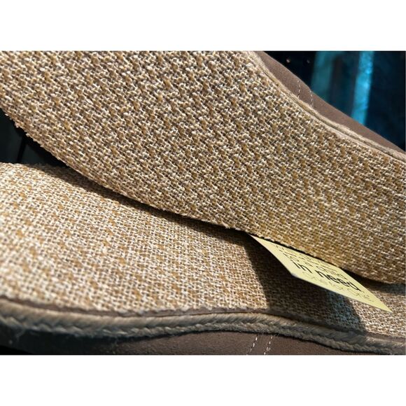 Women's Classic Slip-On Shoe - Picture 4 of 4